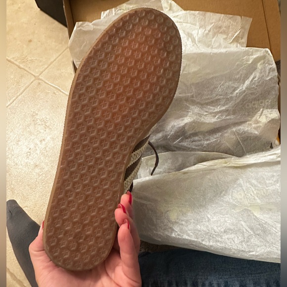 Adidas Sz 5.5 - Picture 2 of 6